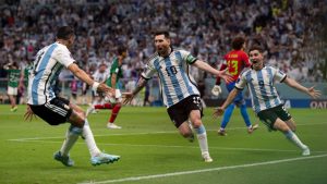 Con golazo de Lionel Messi, Argentina vence a México y continúa con vida en el Mundial de Qatar 2022