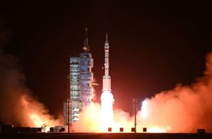 China envía tres astronautas a su estación espacial Tiangong