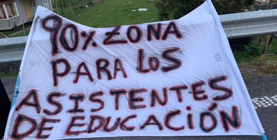 Por tercer día consecutivo: asistentes de la educación bloquean acceso a Hualaihué exigiendo asignación por trabajos en zonas extremas