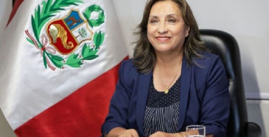 Quién es Dina Boluarte, la primera mujer en asumir como presidenta de Perú