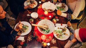 Ni los nietos se salvaron: mujer se hace viral por cobrarle a toda su familia por la cena de Navidad