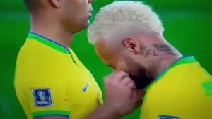 "Raro el ayudín": Video de Casemiro aplicando algo en la nariz de Neymar genera revuelo en redes sociales