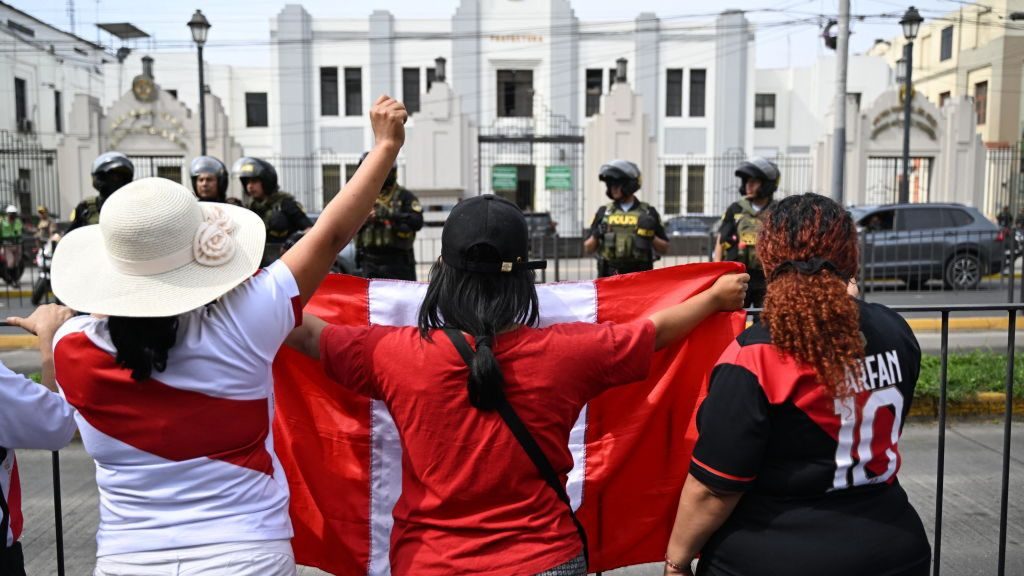 Académico apunta que la crisis en Perú no termina con el juramento de Dina Boluarte: "Vamos a ver esta crisis repetirse"