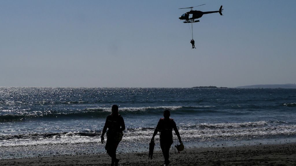 Armada busca a hombre filipino que desapareció tras caer al mar en Zapallar