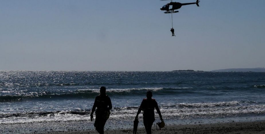 Armada busca a hombre filipino que desapareció tras caer al mar en Zapallar