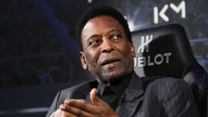 El mundo del fútbol se une para apoyar a Pelé mientras la estrella brasileña permanece en el hospital