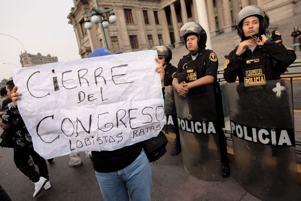 Protesta ante el Congreso de Perú luego de la destitución del presidente