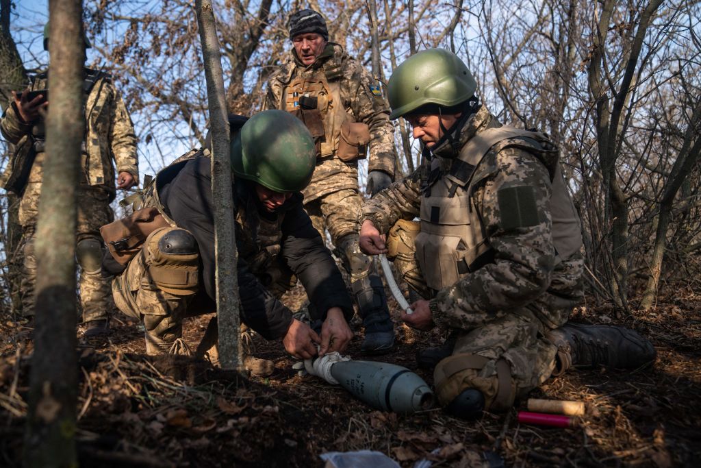 Soldados de Ucrania preparan un lanzamiento de proyectiles en Donetsk