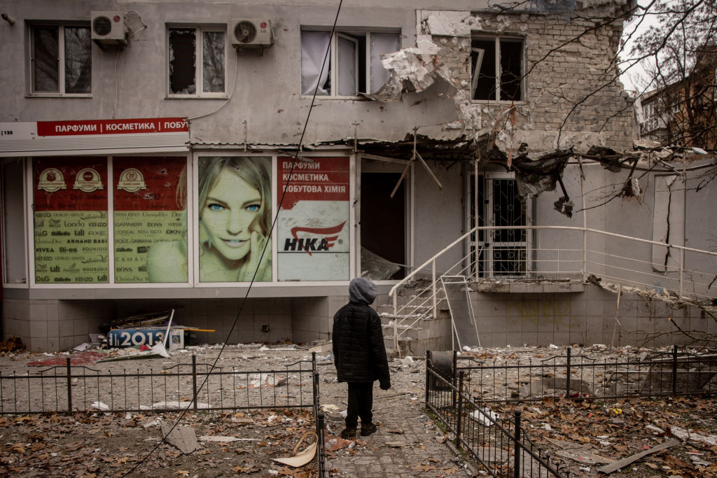 Persona ve el daño por las bombas en la ciudad de Jersón en Ucrania