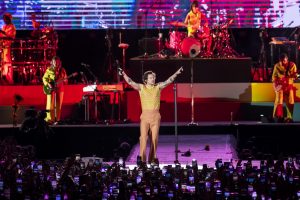 Desborde, plumas y Gracias a la Vida: Harry Styles enloqueció a sus fanáticas con eufórico show