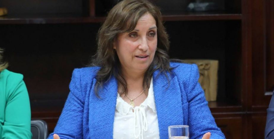 “Solicito una tregua para un gobierno de unidad nacional”: Dina Boluarte jura como la primera Presidenta de Perú