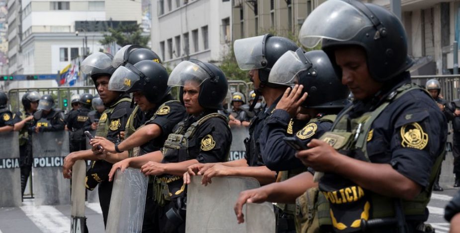 Fuerzas Armadas y policía peruana indican que “no acatarán cualquier acto contrario al orden constitucional”