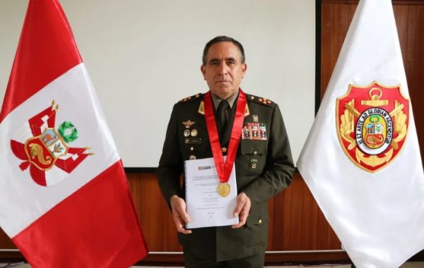 Renuncia el comandate general del Ejército peruano tras disolución del Congreso 