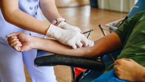 Estados Unidos: FDA propone permitir que hombres gays y bisexuales “en relaciones monógamas” puedan donar sangre