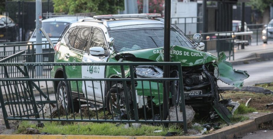 Radiopatrulla de Carabineros protagoniza accidente de tránsito en Puente Alto: chocó contra barrera de contención