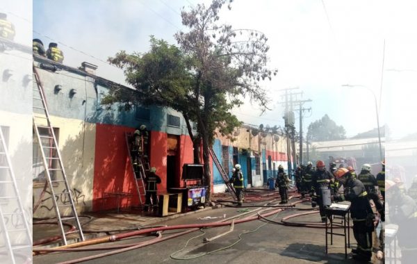 Incendio en Recoleta deja al menos seis casas usadas como cité afectadas: más de 30 personas viven en el lugar