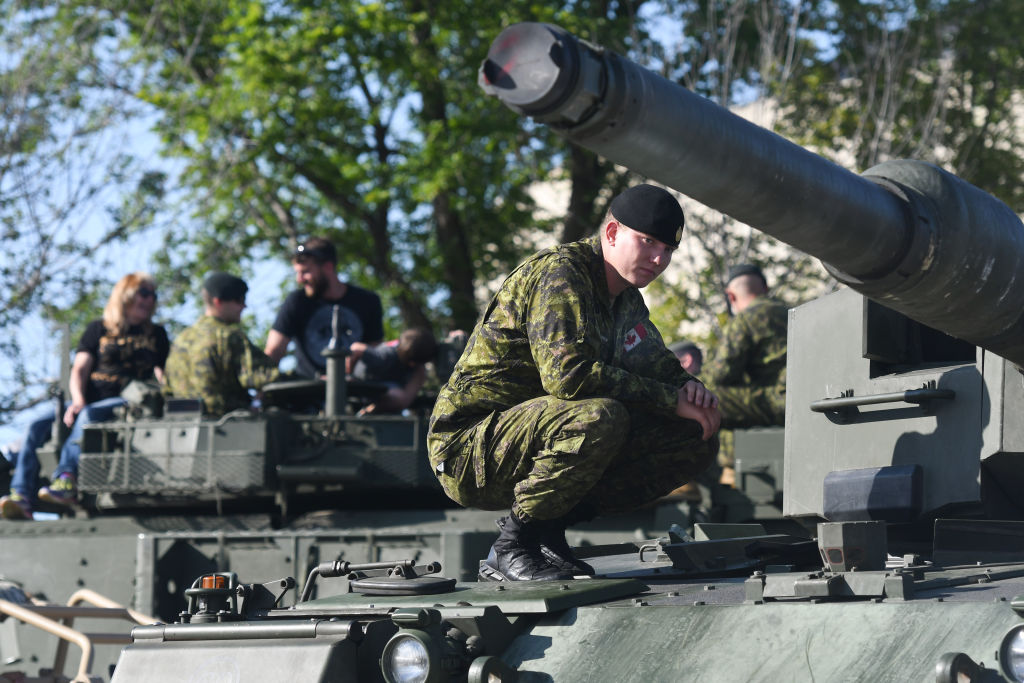 Militar de Canadá sobre un tanque Leopard II en un festival en Edmonton