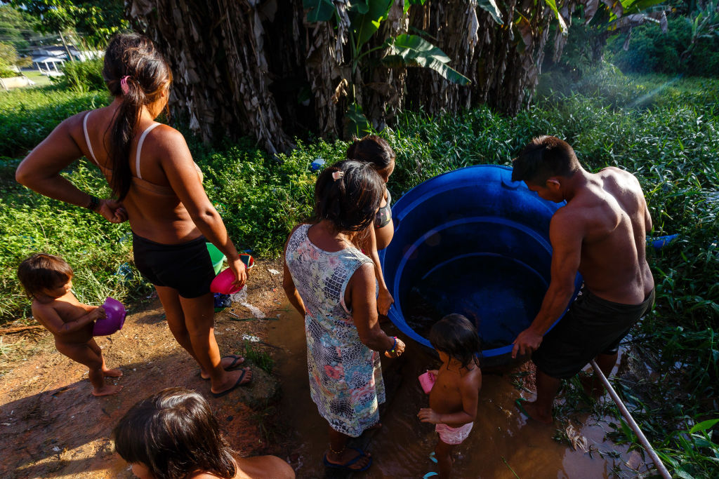 Personas del pueblo Yanomami limpian el agua en la pandemia en Brasil