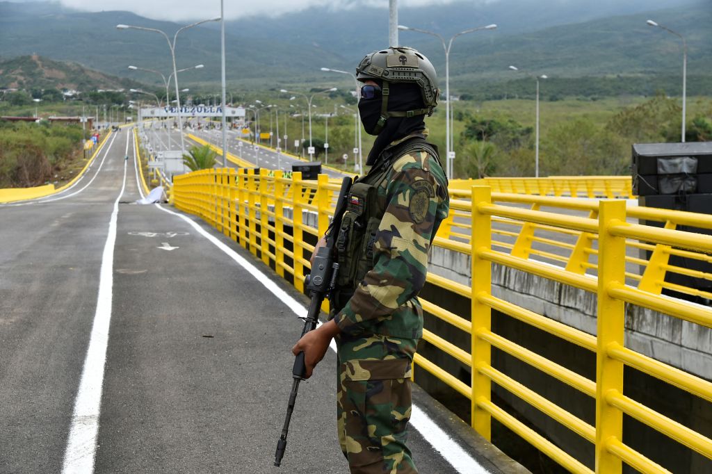 Soldado de Colombia custodia un puente fronterizo en Cúcuta