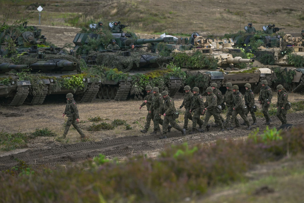 Soldados de Polonia mueven sus tanques en un ejercicio militar