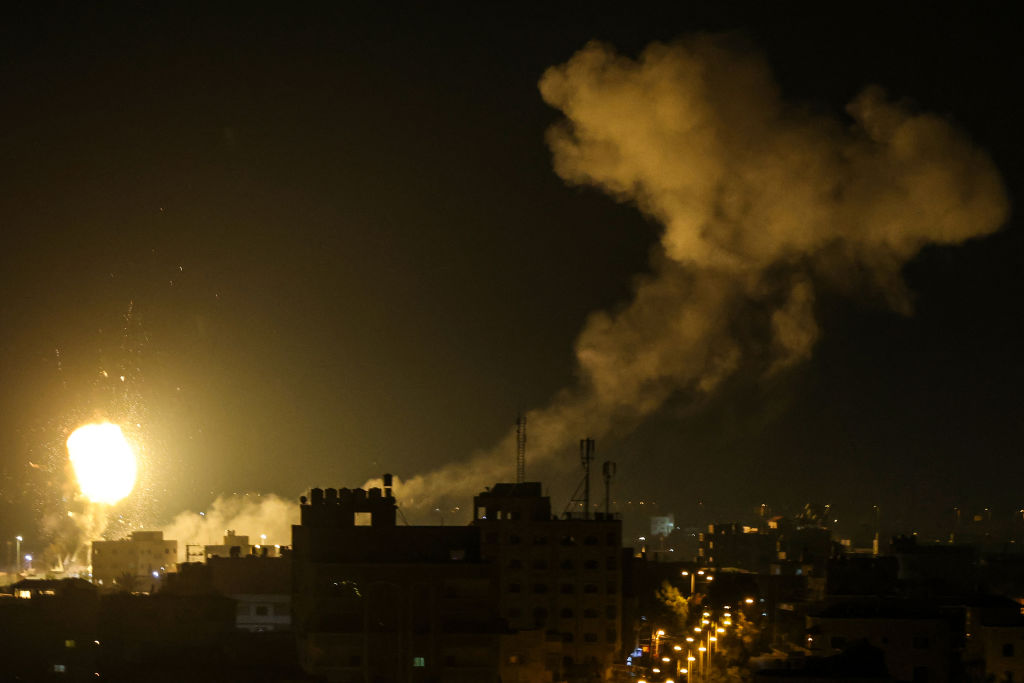 Fuego y humo se levanta sobre la Franja de Gaza tras bombardeo de Israel