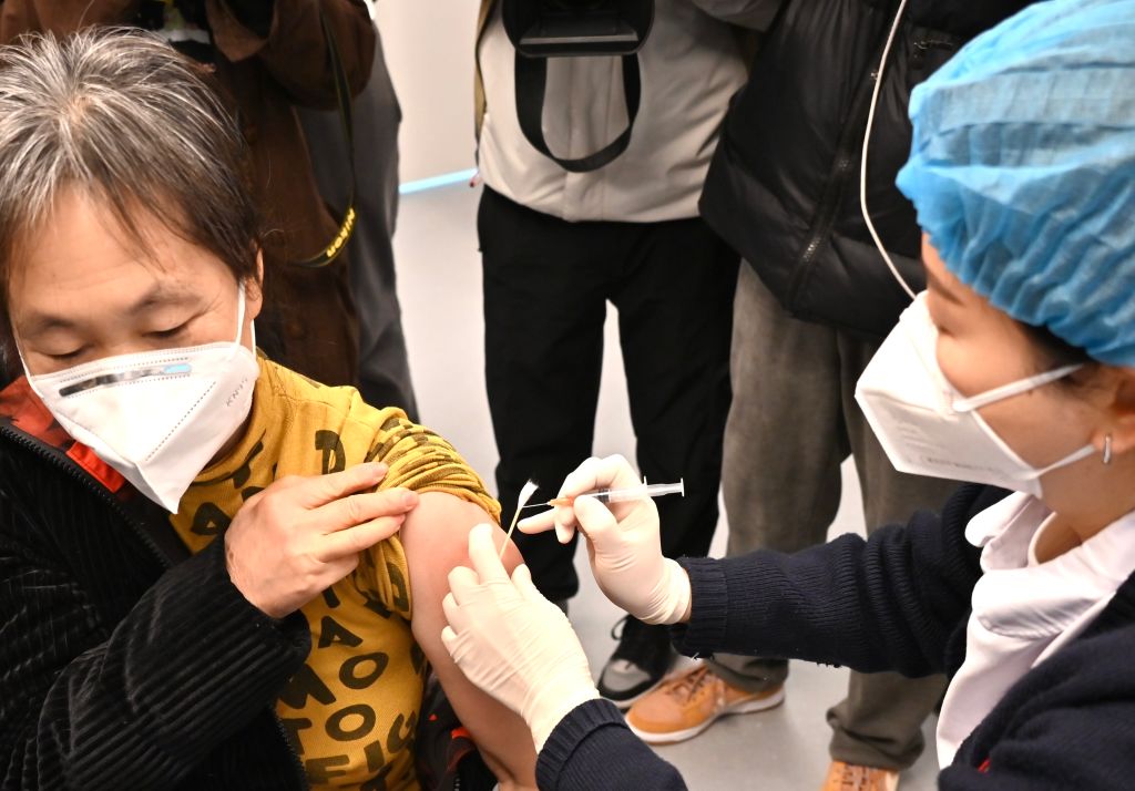 Trabajadora de la salud coloca una vacuna anticovid en Chengdu de China