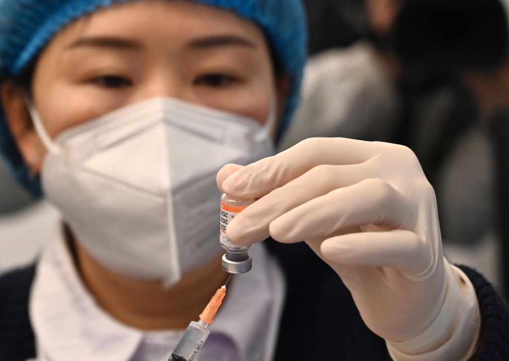 Trabajadora de la salud prepara vacunas anticovid en un centro de China