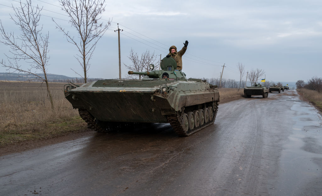 Soldado de Ucrania a bordo de un tanque saluda en la región de Donetsk