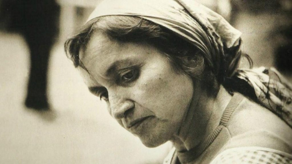 Museo Violeta Parra difunde imágenes inéditas de la artista esculpiendo figuras de arcilla