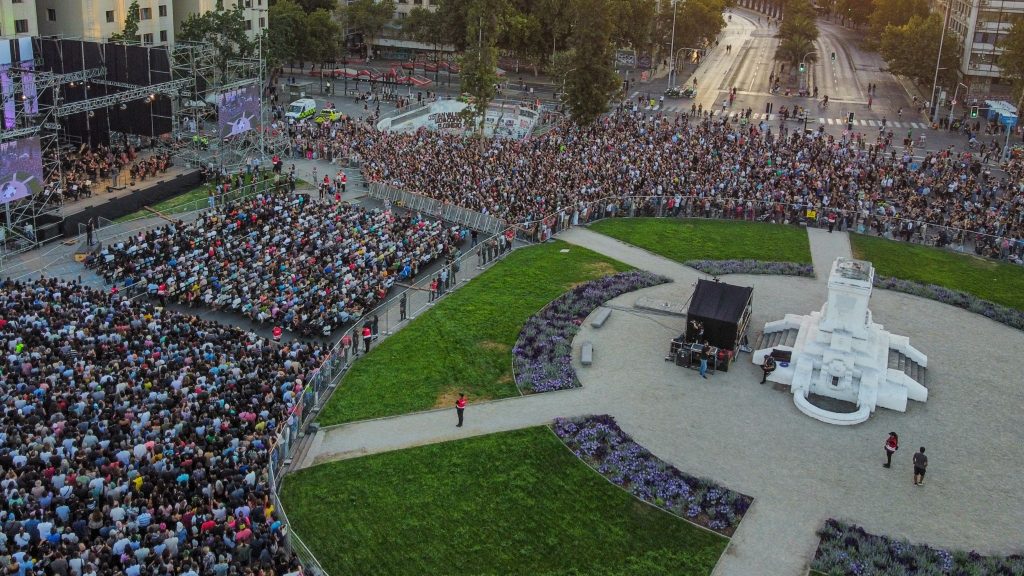 Así fue el masivo concierto sinfónico al aire libre de la Universidad de Chile con más de 5 mil personas en plena Plaza Italia