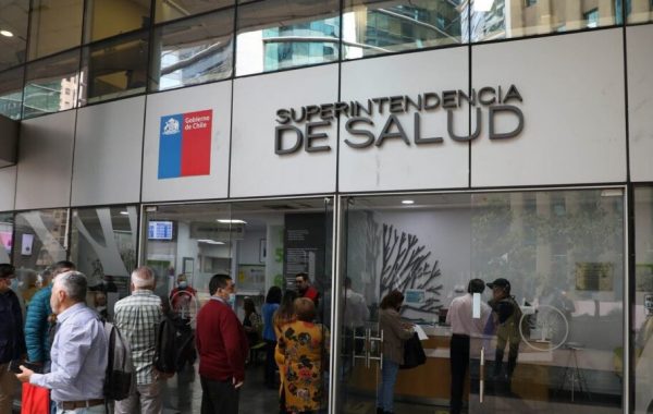 Abogado de usuarios de Isapres advierte que "esta es una crisis de todo el sistema de salud chileno"