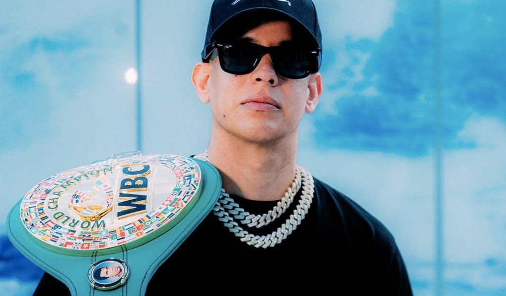 Daddy Yankee recibe cinturón de campeón mundial de boxeo "por su aporte a la cultura popular": "Significa mucho para mí"