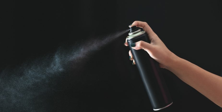 Inglaterra: joven muere tras inhalar desodorante en aerosol que roció en su habitación