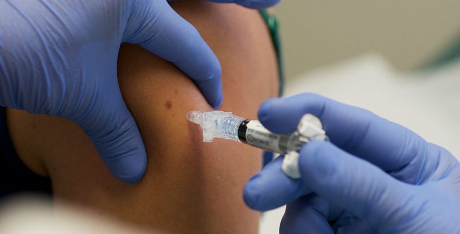 Covid-19: abren nuevos espacios de vacunación en comunas de la RM para recibir la dosis bivalente