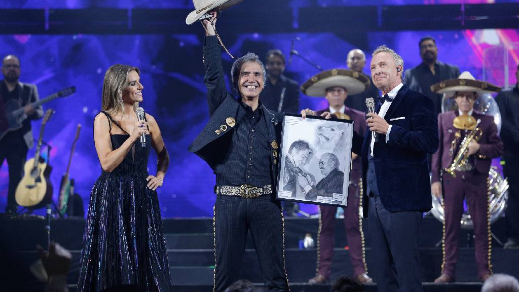 Alejandro Fernández recibió un retrato a lápiz de él y su padre hecho por  uno de sus admiradores