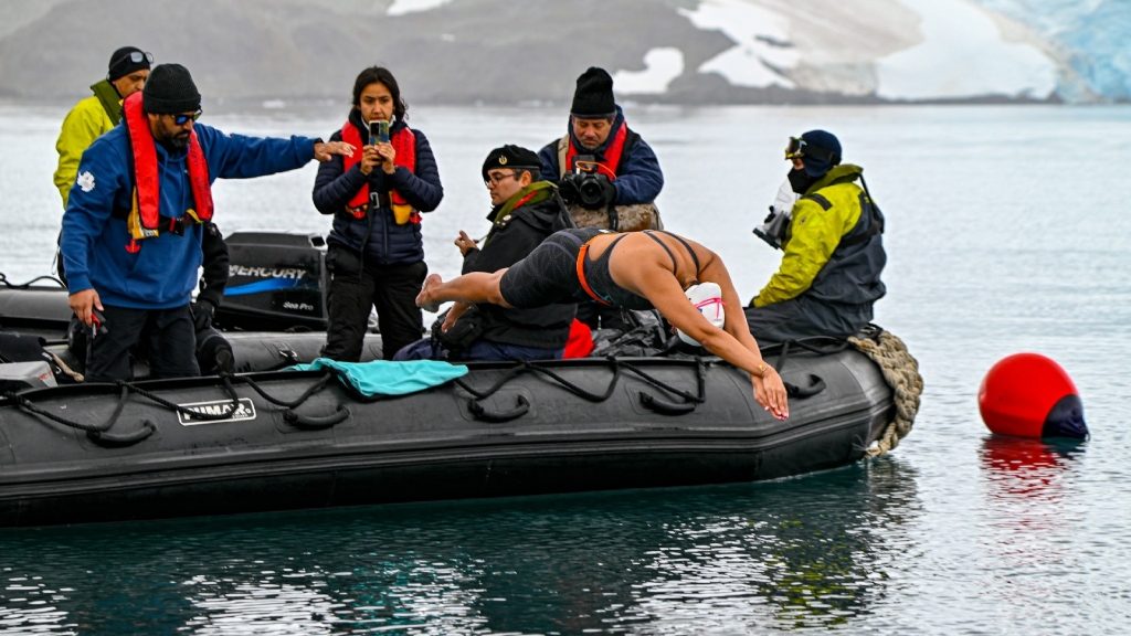 Bárbara Hernández completa el nado más extenso de la historia en aguas de la Antártida