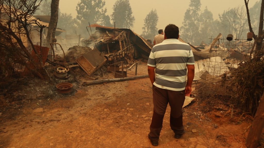 Hijo de hombre de 103 años que lo perdió todo en Quillón relata el calvario por incendios forestales: "Está emocionalmente por el suelo"