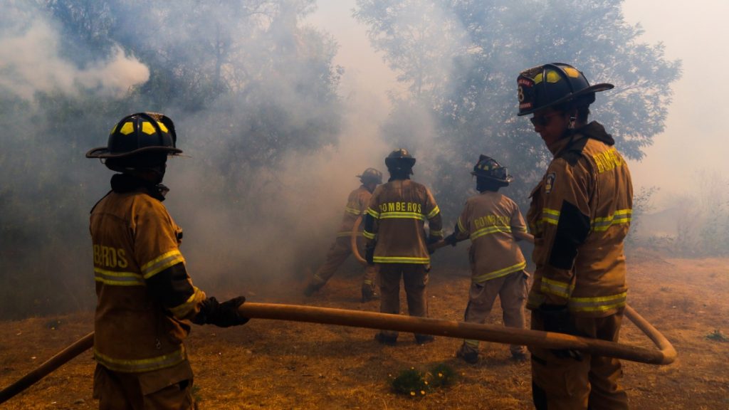 Gobierno advierte que multarán a las empresas que exijan el regreso de Bomberos a sus trabajos