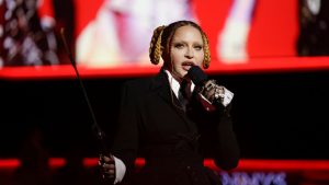 "Irreconocible": así catalogaron los cibernautas el look de Madonna en los Grammy 2023