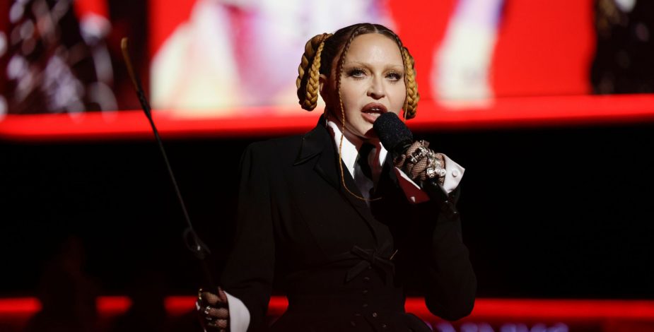 “Irreconocible”: así catalogaron los cibernautas el look de Madonna en los Grammy 2023