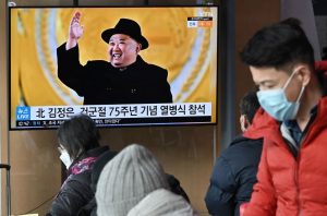 Corea del Norte: Kim Jong Un lidera la parada militar