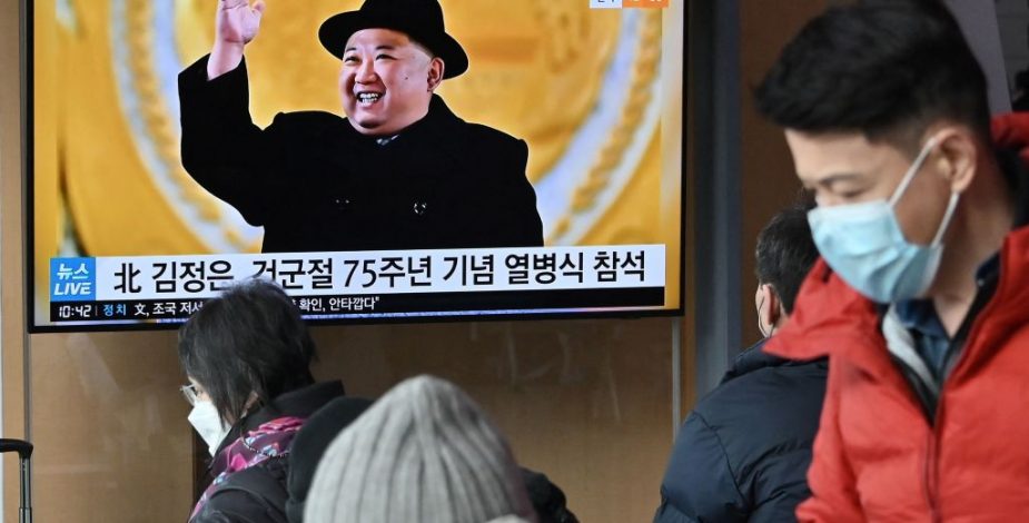 Corea del Norte: Kim Jong Un lidera la parada militar