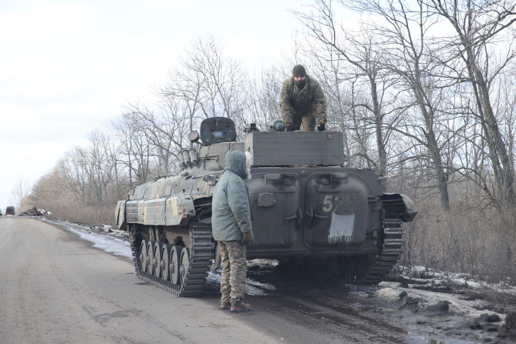 Militares de Ucrania avanzan con un tanque por la región de Donetsk