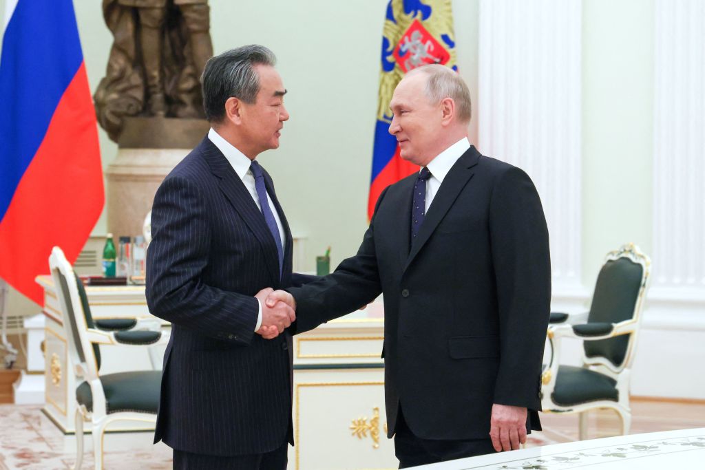 Presidente ruso Vladimir Putin junto al canciller chico Wang Yi en Moscú