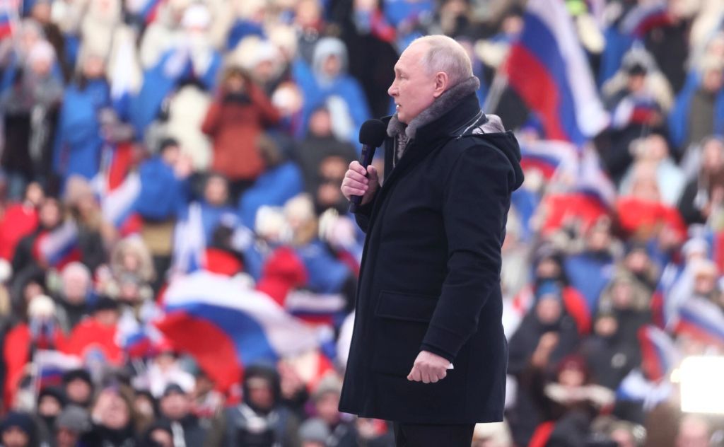 Presidente ruso Vladimir Putin asiste a un evento de apoyo en estadio de Moscú