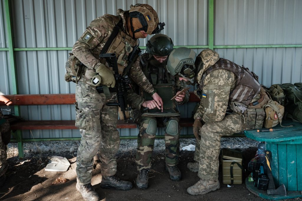 Soldados de Ucrania analizan la ubicación de la artillería en el Donbás