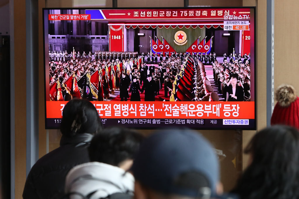 Televisión en Seúl muestra a Kim Jong Un al inicio de la parada militar en Pyongyang