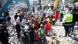 Chileno dedicado a emergencias revela el duro momento que se vive en Turquía: "Todo el sistema está colapsado"
