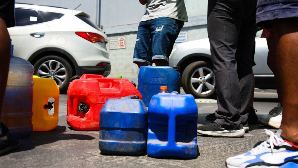 Informan prohibición de comprar combustible en bidones para ocho regiones del país