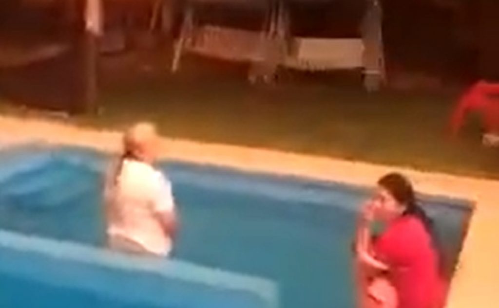 Desgarrador registro: Familia se refugió en piscina para esconderse de incendio en Santa Juana